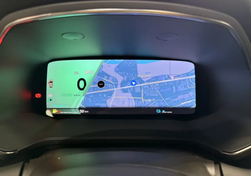 Affichage numérique du tableau de bord Renault SYMBIOZ 2026 montrant la navigation et l'état du véhicule en mode hybride.