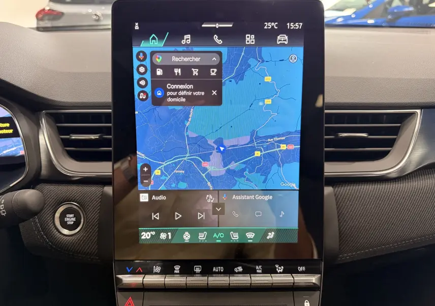 Vue rapprochée de l’écran central tactile du Renault Symbioz gris Rafale, affichant la navigation avec interface Google Assistant.