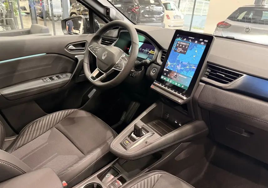 Intérieur avant droit du Renault Symbioz E-Tech 2026, avec écran tactile vertical et sellerie noire élégante.