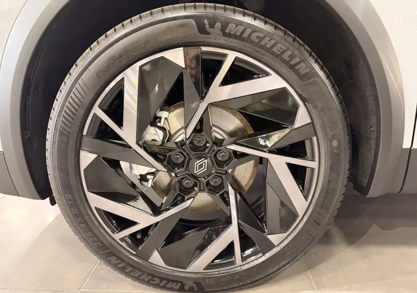 Gros plan sur la jante bi-ton noire et argentée du Renault SYMBIOZ E-Tech gris Rafale, avec pneu Michelin visible.