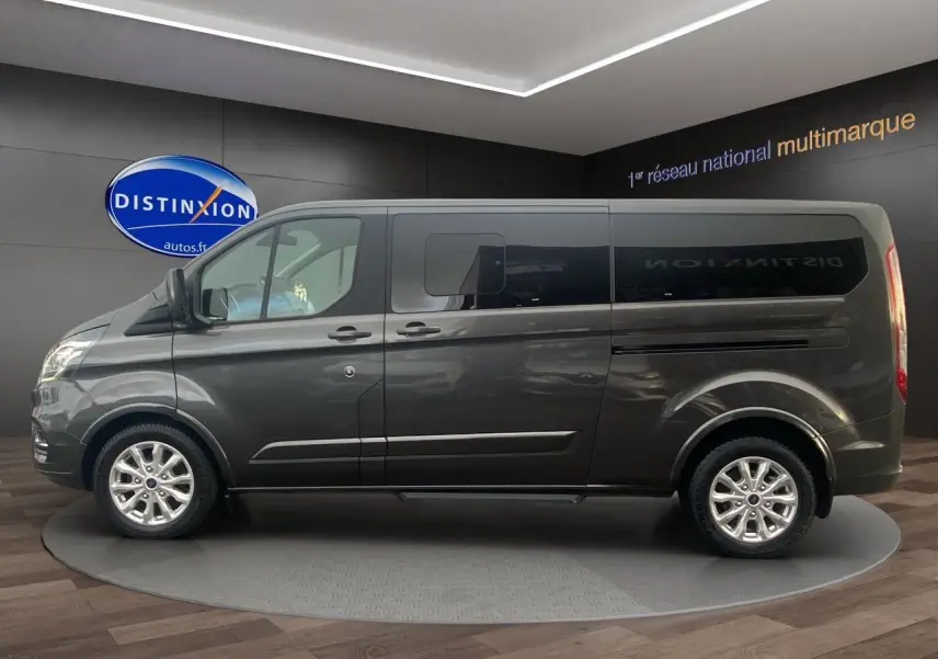 Vue latérale droite d'un Ford Tourneo Custom gris Magnetic 2020 avec vitres teintées et jantes alliage.
