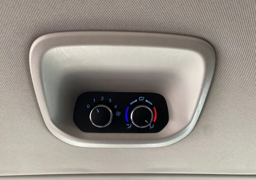 Commande de climatisation arrière avec deux boutons rotatifs pour ventilation et température dans un Ford Tourneo Custom gris Magnetic.