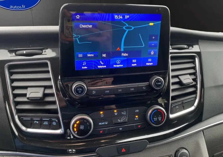 Tableau de bord du Ford Tourneo Custom 2020 avec écran tactile navigation et commandes climatisation visibles.
