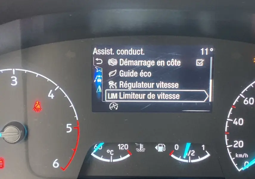 Affichage du tableau de bord du Ford Tourneo Custom 2020 montrant les aides à la conduite et les jauges de température et carburant.