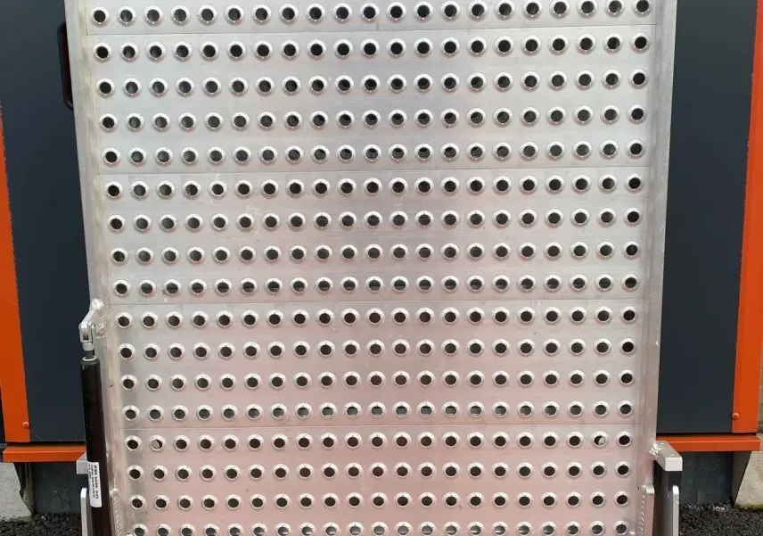 Rampe d'accès PMR démontable en métal perforé, conçue pour le Ford Tourneo Custom gris Magnetic 2020.