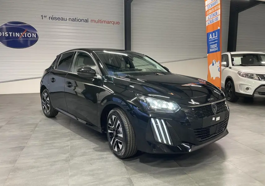 Peugeot 208 noir métallisé vue 3/4 avant avec feux LED et jantes alliage bi-tons en showroom.