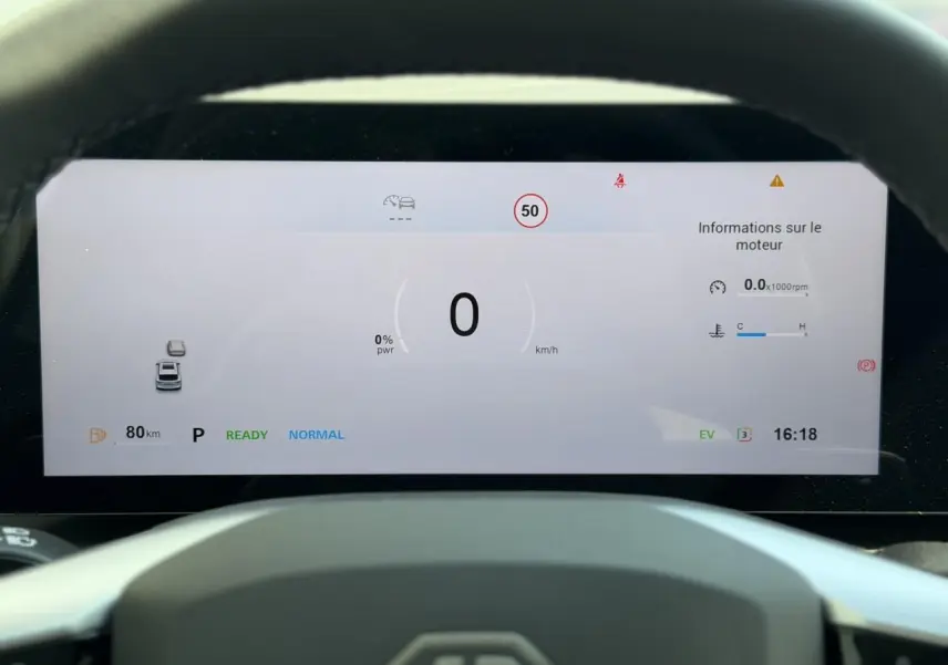 Vue rapprochée du tableau de bord numérique du MG Motor EHS gris, affichant la vitesse et informations moteur.