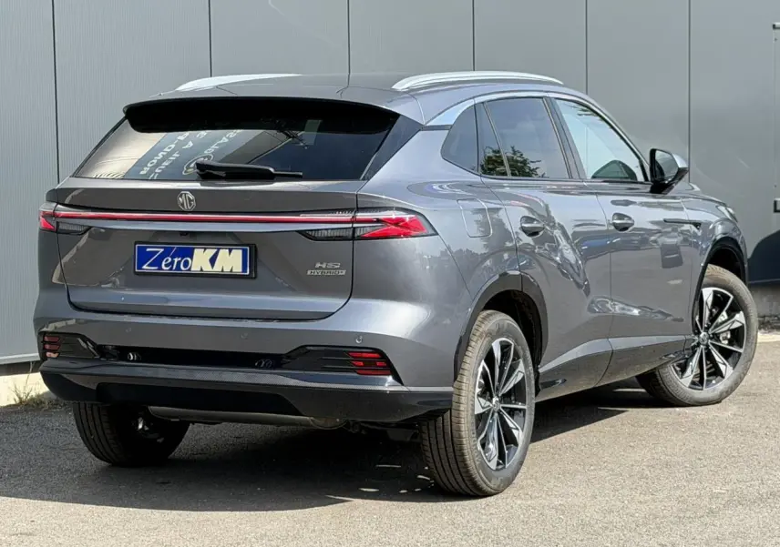 MG EHS 1.5 Hybrid+ 224 Luxury gris métallisé vu en 3/4 arrière droit avec jantes alliage 19 pouces.