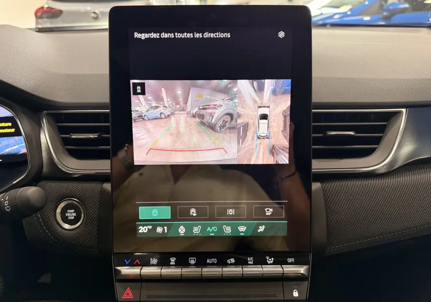 Vue intérieure du tableau de bord du Renault SYMBIOZ gris Rafale, écran tactile affichant la caméra de recul et vue à 360° du véhicule.