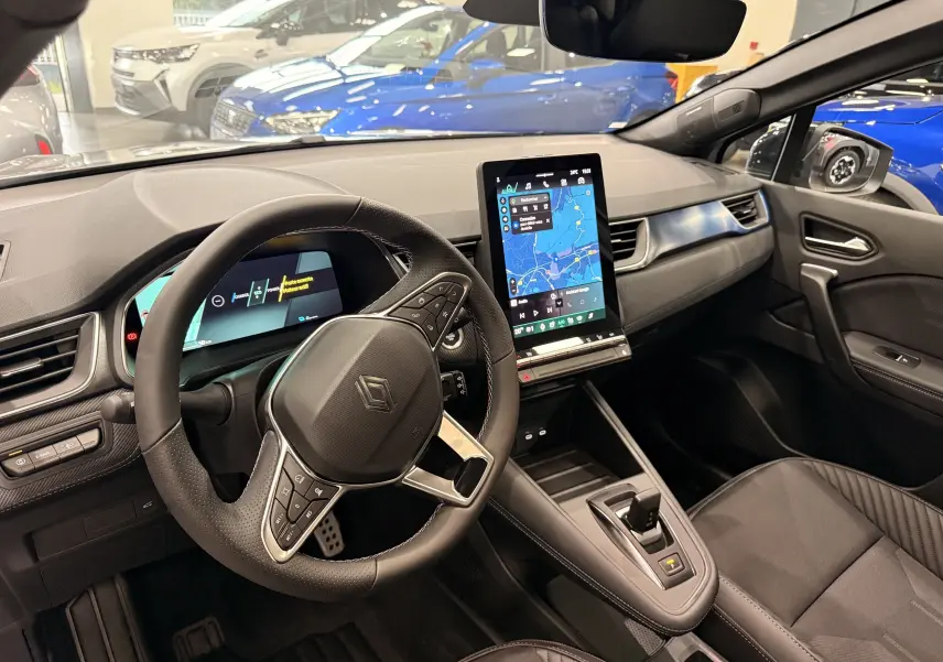 Vue intérieure côté conducteur du Renault Symbioz 2026, avec tableau de bord numérique et écran tactile central vertical.