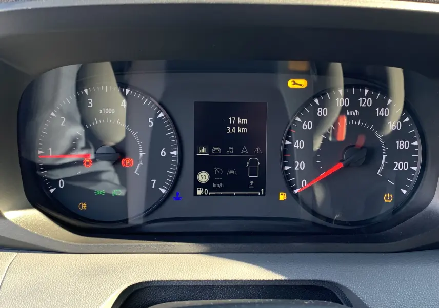 Tableau de bord du Renault Master 2025 avec compte-tours et compteur de vitesse numériques allumés.