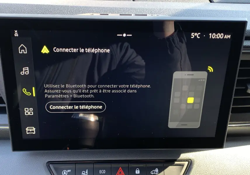 Écran tactile central du Renault Master blanc mine 2025 affichant la connexion Bluetooth au téléphone à 10h, vue intérieure frontale.