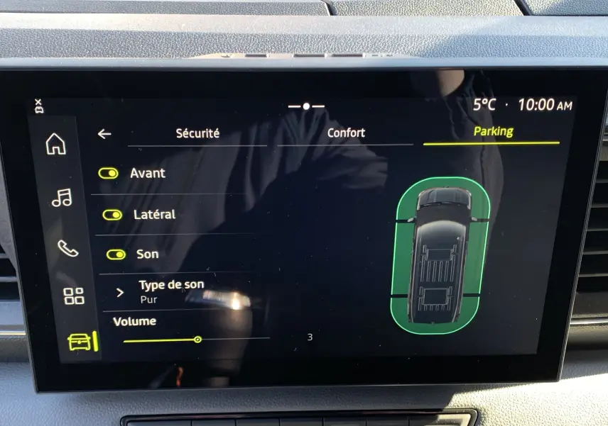Écran tactile du tableau de bord du Renault Master 2025 affichant les réglages de sécurité et assistance au stationnement.