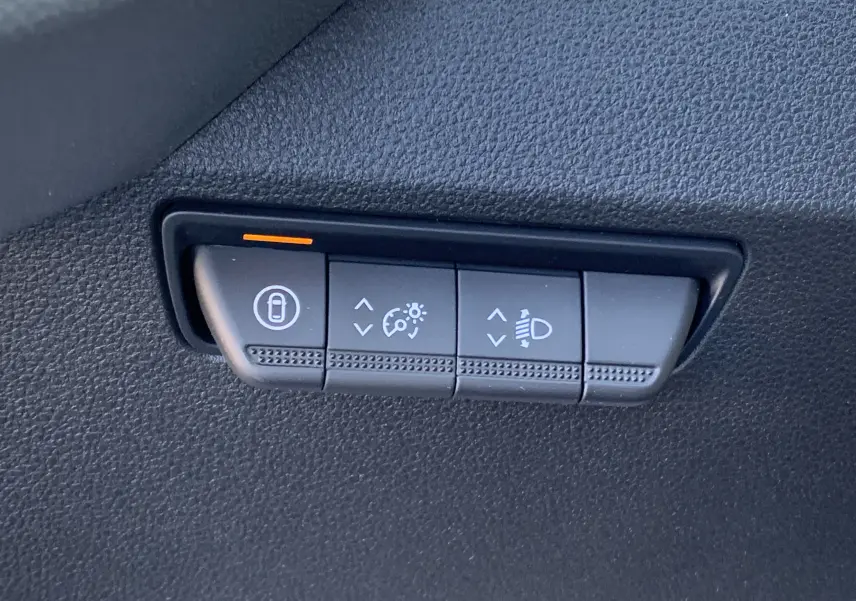 Boutons de réglage d'éclairage et verrouillage sur tableau de bord noir du Renault Master blanc Mine 2025.