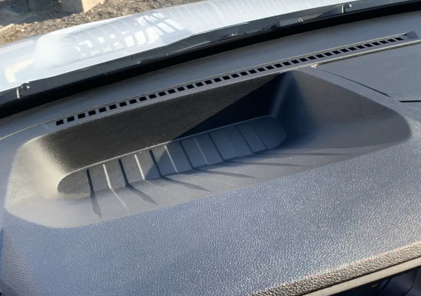 Détail du tableau de bord noir du Renault Master 2025 blanc, avec rangement intégré sous le pare-brise.