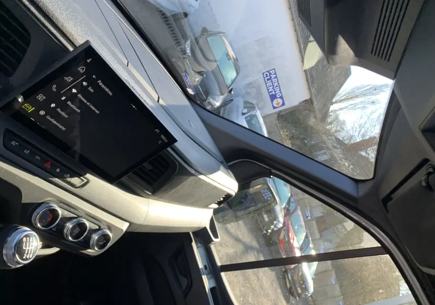 Vue intérieure côté passager du Renault Master blanc mine 2025, avec tableau de bord et écran tactile visible.