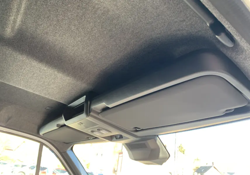 Plafonnier et rangement de toit noir dans l'habitacle du Renault Master blanc, vue intérieure avant côté conducteur.