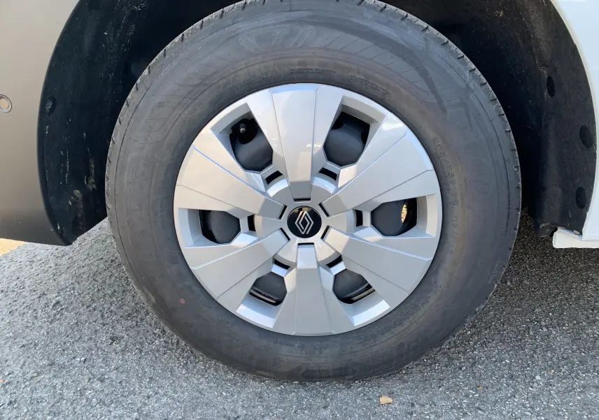 Gros plan sur la roue avant gauche du Renault Master blanc mine avec jante en alliage au design moderne.