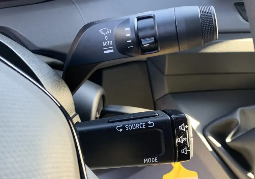 Gros plan sur les commandes au volant du Renault Master 2025, avec boutons source et mode visibles en noir mat.