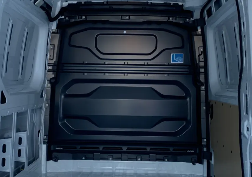 Vue intérieure du compartiment de chargement blanc mine du Renault Master F3500 L3H2 Bluetci 150 Advance 2025.