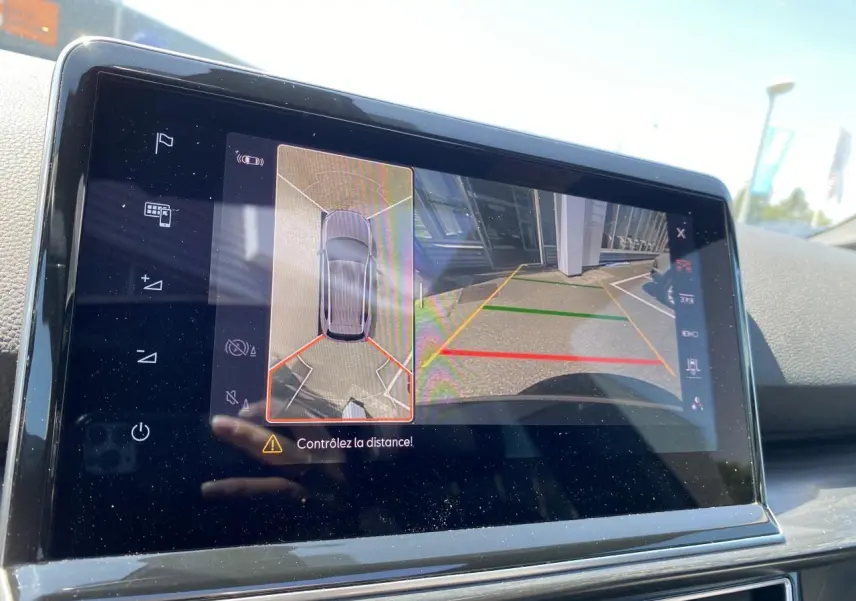 Affichage de la caméra de recul et vue 360° sur l'écran tactile du tableau de bord du SEAT Tarraco gris dauphin.