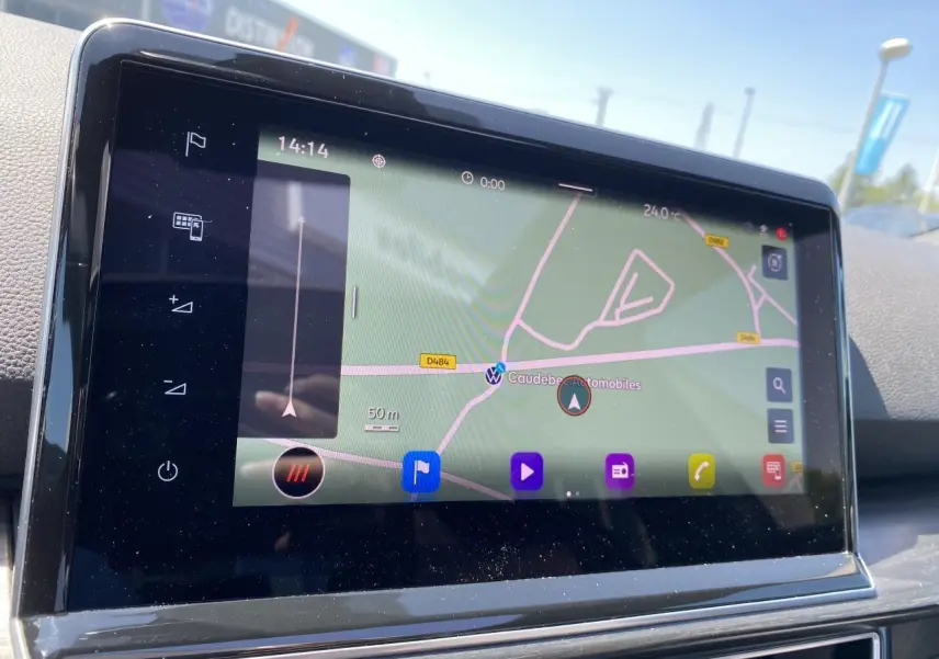Écran tactile du système de navigation du SEAT Tarraco 2022 affichant une carte en mode jour.