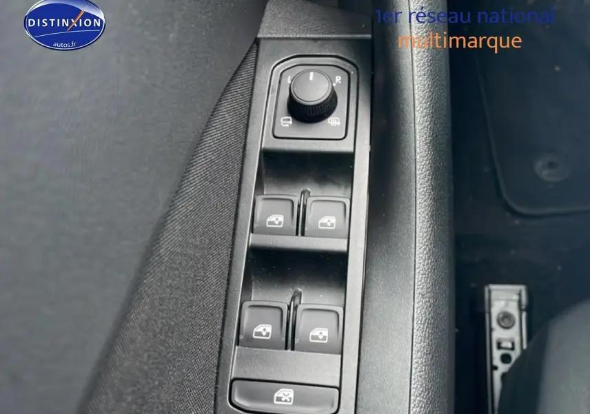 Vue rapprochée du panneau de commandes des vitres et rétroviseurs côté conducteur d’un Skoda Kamiq noir 2025.