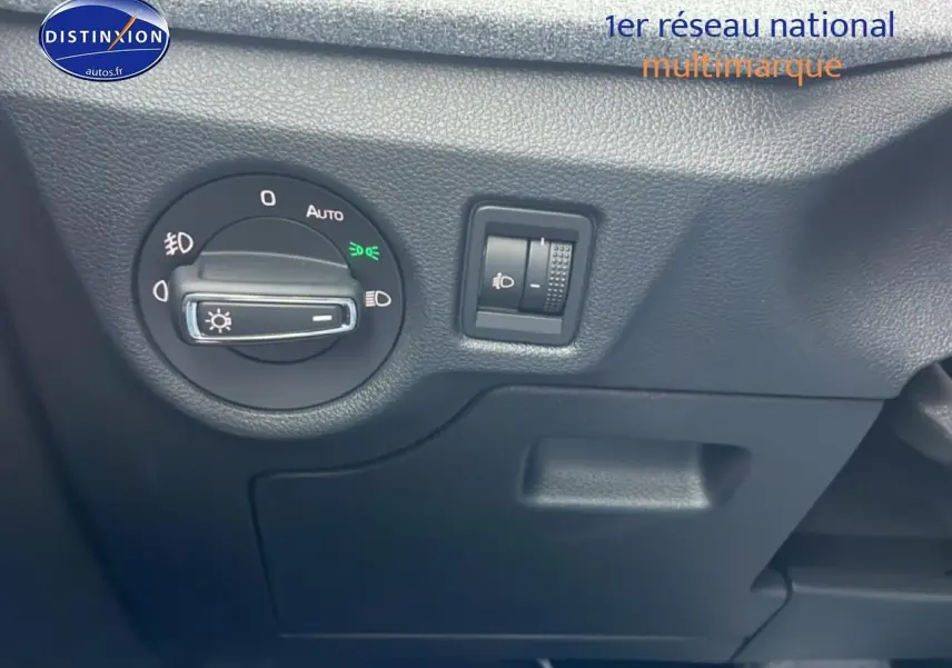 Gros plan sur les commandes d’éclairage côté gauche du tableau de bord d’un Skoda Kamiq noir 2025.