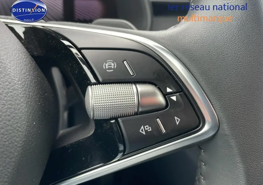 Gros plan sur les commandes noires et argentées au volant cuir du Skoda Kamiq noir, version 2025.