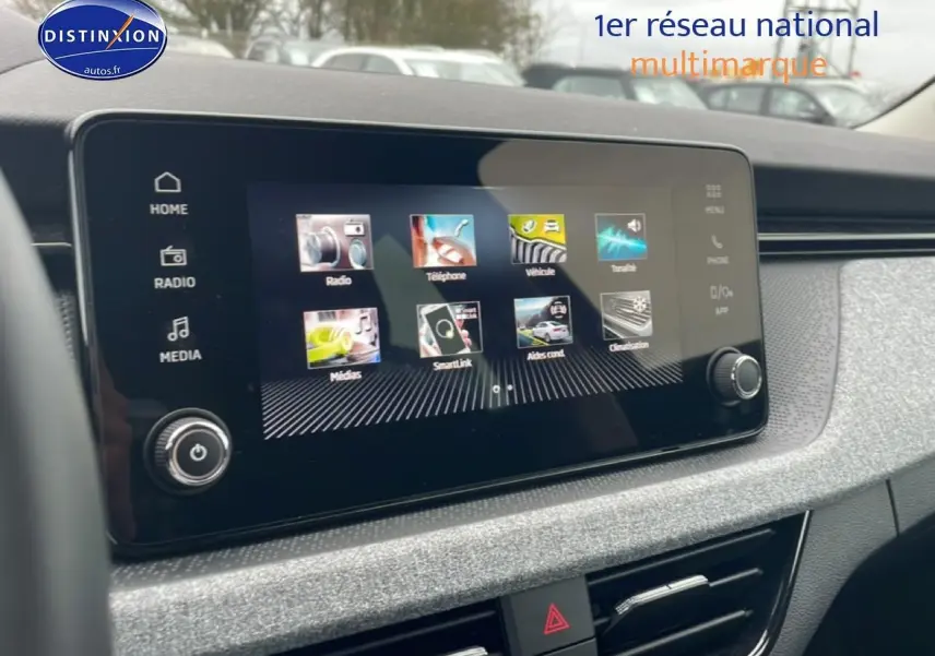 Écran tactile central du tableau de bord du Skoda Kamiq noir, avec interface multimédia affichée.