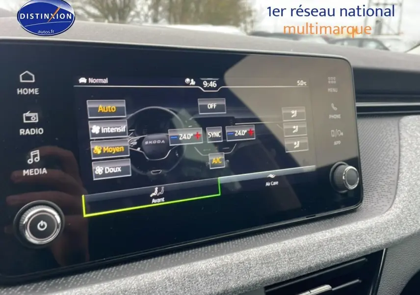 Écran tactile central du tableau de bord du Skoda Kamiq 2025, affichant les réglages de climatisation automatique.