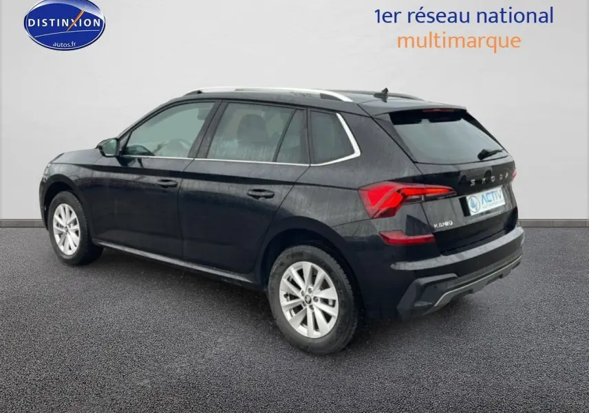 Vue 3/4 arrière gauche d'un Skoda Kamiq noir 2025 avec barres de toit et feux arrière LED distinctifs.