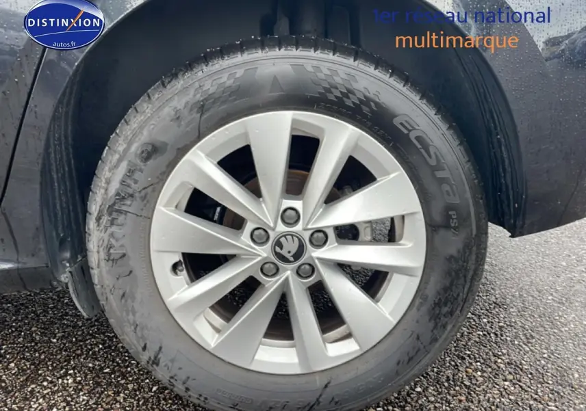 Gros plan sur la roue avant droite avec jante alu argentée du Skoda Kamiq noir 2025.