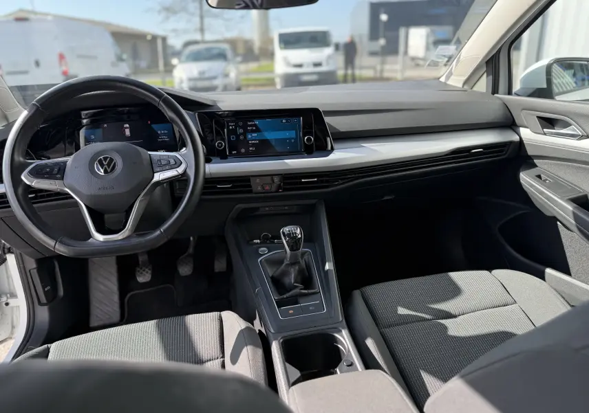 Intérieur de la Volkswagen Golf 1.0 TSI 110 LIFE 2020, vue avant centrée sur le tableau de bord et la boîte manuelle.