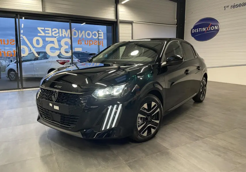 PEUGEOT 208 noir métallisé en vue 3/4 avant droit, avec feux LED et jantes alliage bi-tons visibles.