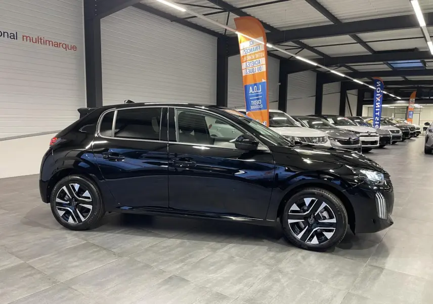 Peugeot 208 noire métallisée vue de profil côté gauche, avec jantes alliage bi-tons et rétroviseurs noirs brillants.