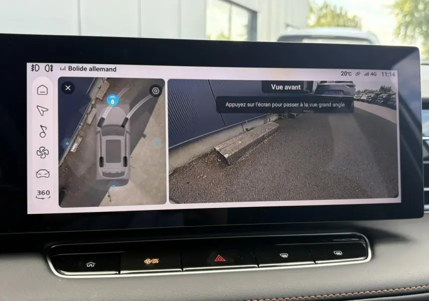 Écran tactile intérieur montrant la caméra 360° et vue avant du sol avec bordure de parking, dans un MG Motor EHS blanc.