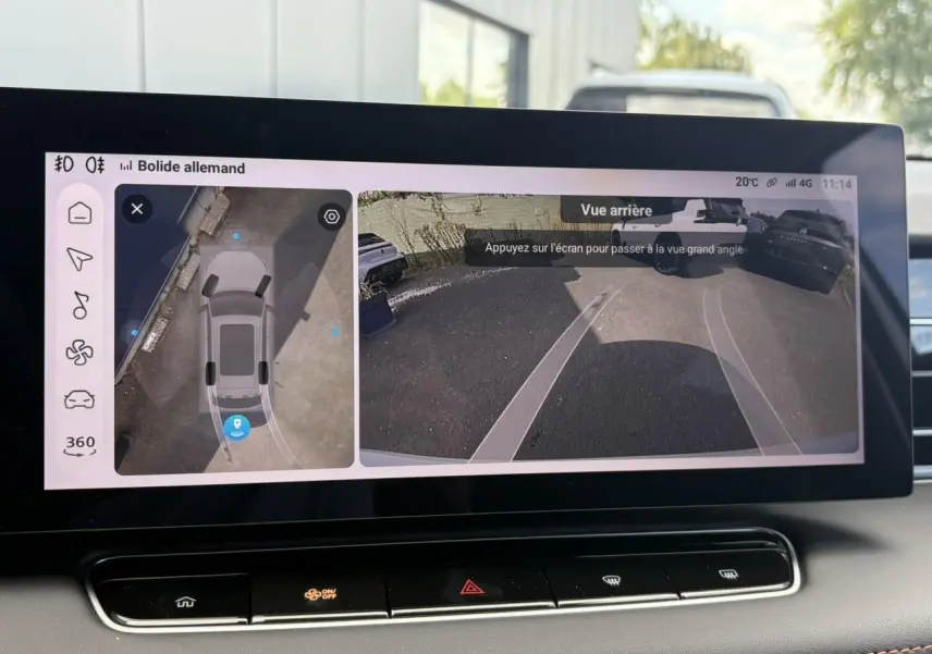 Écran tactile intérieur montrant la caméra 360° et la vue arrière du MG Motor EHS blanc en stationnement.
