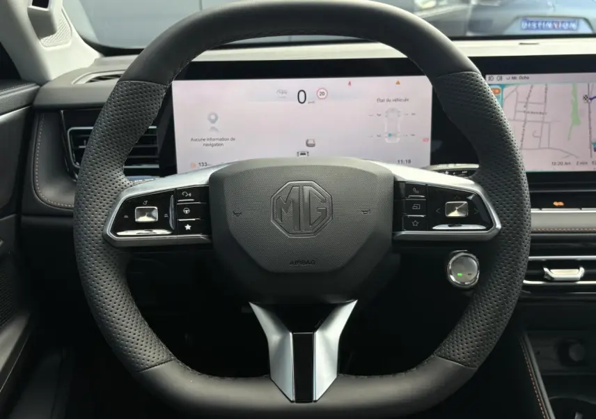 Vue frontale du volant noir perforé MG EHS 1.5 Hybrid+ 224 Luxury avec tableau de bord numérique et écran tactile intégré.