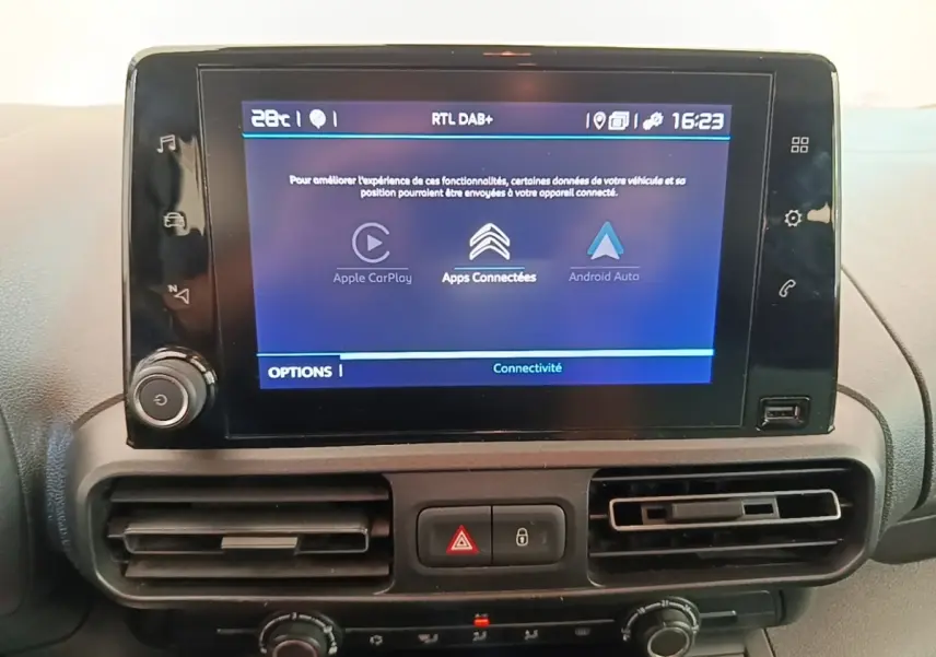 Écran tactile central du tableau de bord du Citroën Berlingo blanc, affichant les options Apple CarPlay et Android Auto.