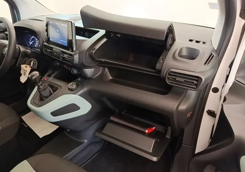 Vue intérieure côté passager du Citroën Berlingo blanc 2022, tableau de bord avec double boîte à gants ouverte.