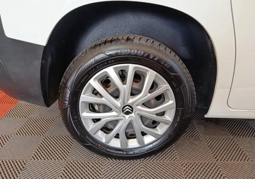 Gros plan sur la roue arrière droite blanche d'un Citroën Berlingo 2022 avec jante argentée et pneu Goodyear.