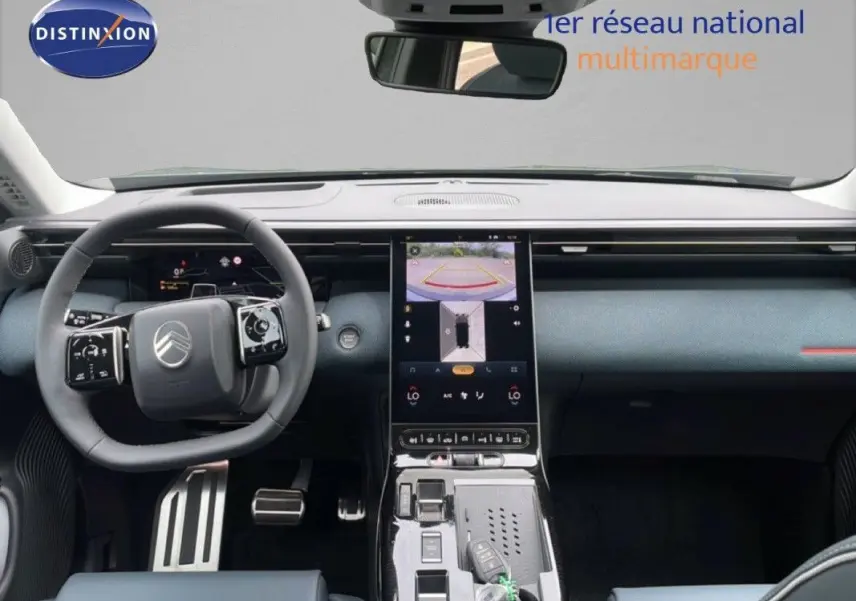 Intérieur du Citroën C5 Aircross Hybrid 2026 vu de face, tableau de bord moderne avec écran tactile central et volant compact.