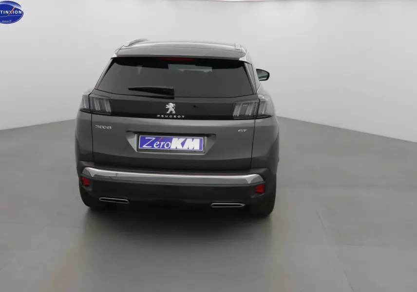 Vue arrière d'un Peugeot 3008 gris platinium métallisé avec feux arrière sombres et double sortie d'échappement intégrée.