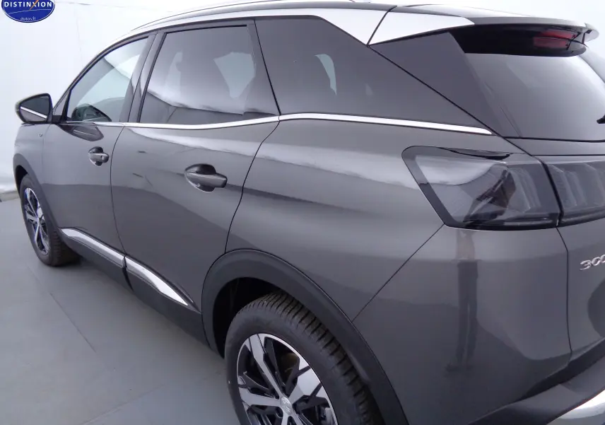 Vue 3/4 arrière droit du Peugeot 3008 gris platinium métallisé avec jantes alliage et feux arrière fumés.