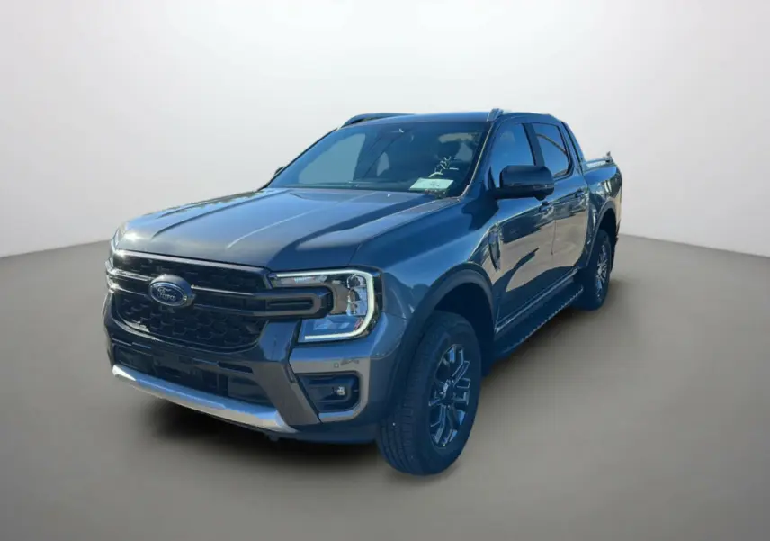 Ford Ranger 2025 gris carbone en 3/4 avant droit avec jantes alu 18 pouces et calandre noire distinctive.