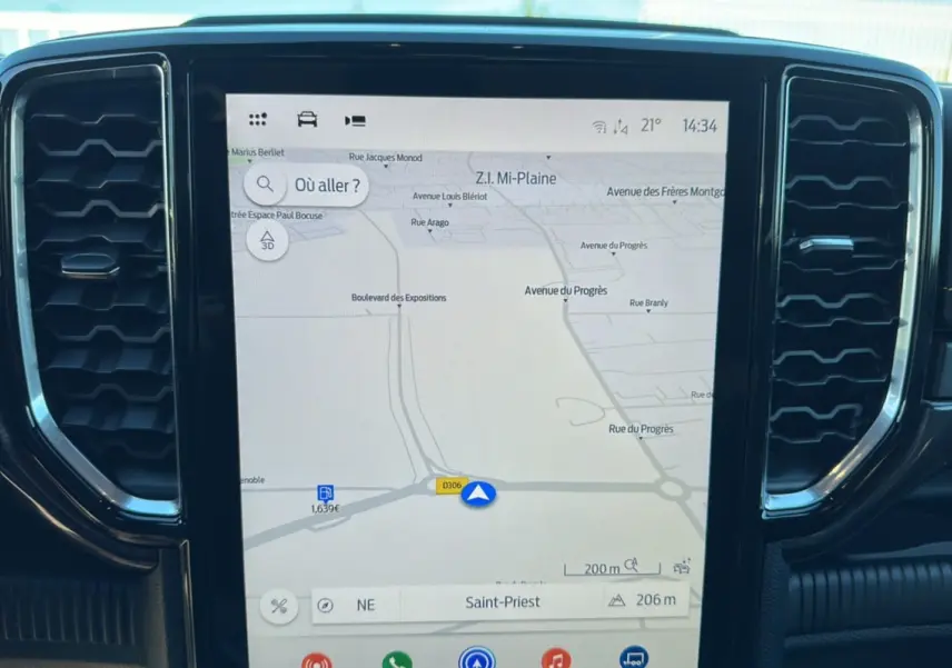 Écran tactile central du Ford Ranger 2025 affichant la navigation GPS avec ventilation latérale noire brillante.