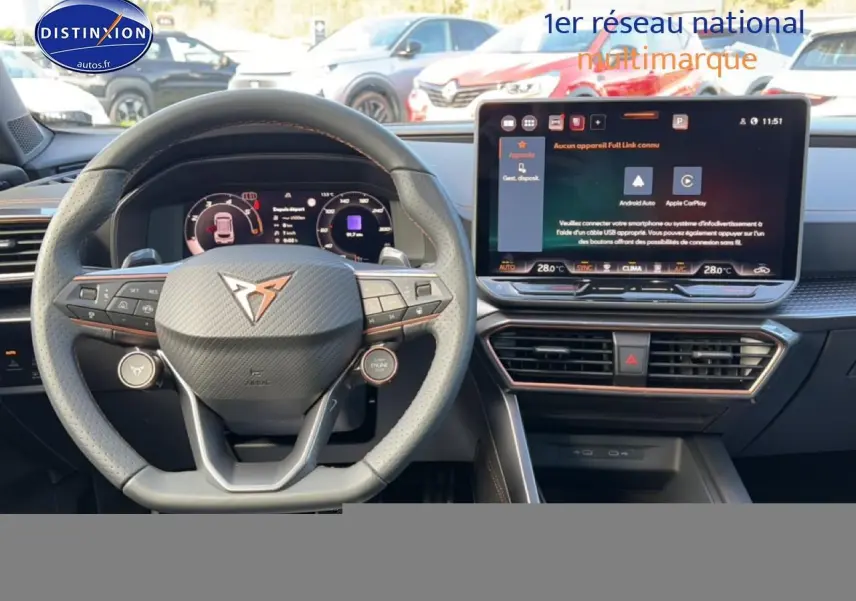 Vue intérieure centrée sur le volant cuir et le tableau de bord numérique du CUPRA Formentor gris graphene 2026.