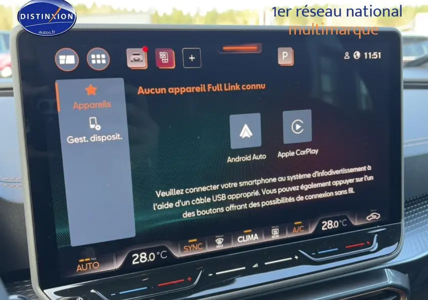 Vue rapprochée de l’écran tactile central du CUPRA Formentor gris graphene, affichant les options Android Auto et Apple CarPlay.