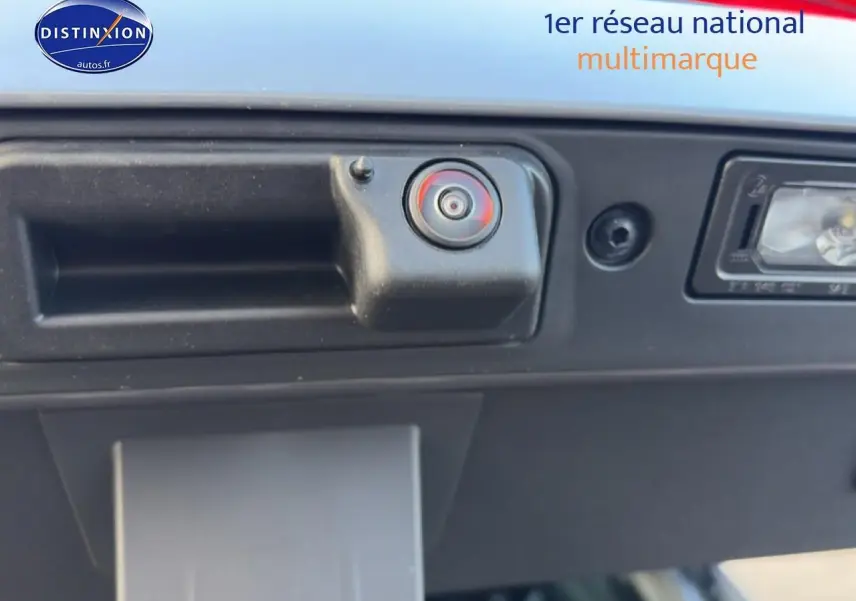 Gros plan sur la caméra de recul intégrée à la poignée de coffre du CUPRA Formentor gris graphene.